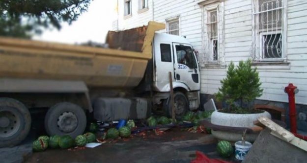 Beykoz'da bir hafriyat kamyonu yolcu minibüsüne ve yalıya çarptı