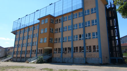 Çekmeköy'de bir sınıfta 50 kişi okurken bu okul neden açılmıyor!!