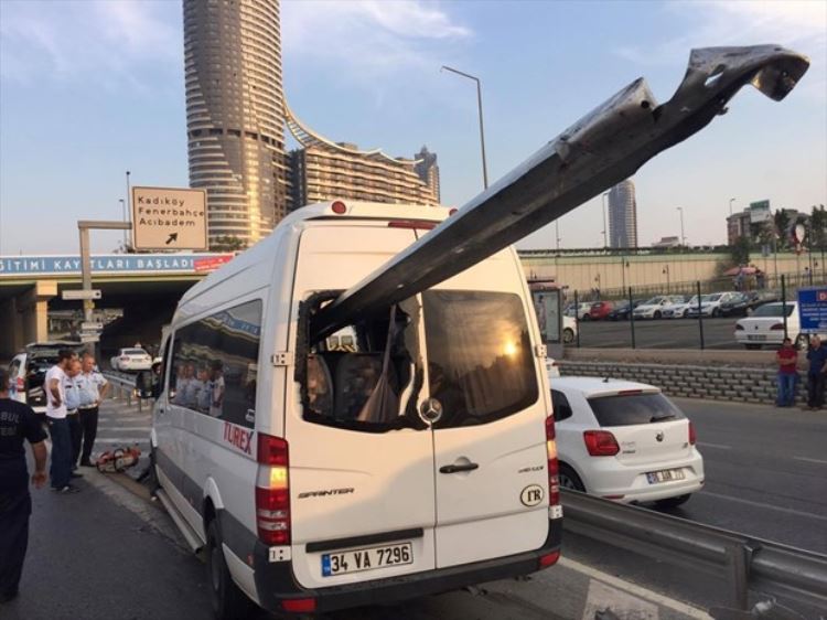 Kadıköy'de kaza: Bariyerler minibüse saplandı