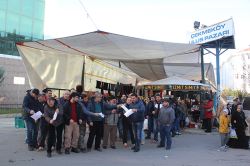 Çekmeköy Ulus Pazarı esnafı dağıtılan bildirileri yaktı