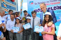 Çekmeköy'de 2000 Çocuk Yüzme Sertifikası Aldı