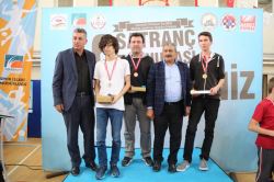 6'ncı Çekmeköy Satranç Turnuvası'nda Dereceye Giren Öğrenciler Ödüllerine Kavuştu 