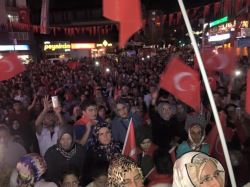 Çekmeköy'lü Vatandaşlar Geceyi Demokrasi Nöbetinde Geçirmeye Devam Ediyor