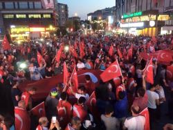Çekmeköy'lü Vatandaşlar Geceyi Demokrasi Nöbetinde Geçirmeye Devam Ediyor