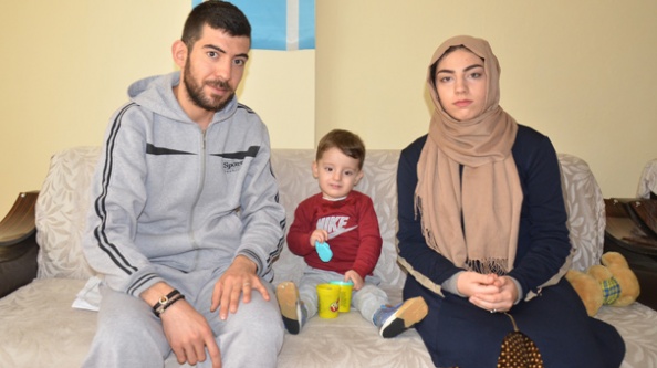 Türkmen aile Türk kimlikleri olmadığı için engelli bebeklerini tedavi ettiremiyor