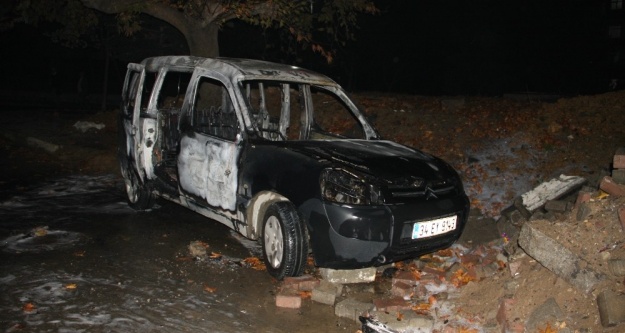 Ataşehir'de Park Halindeki Araç Yandı