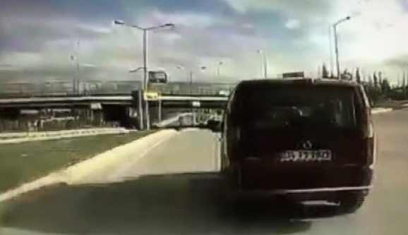 Sancaktepe'de; Yolcu minibüsünü tehlikeye sokan otomobil kamerada