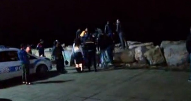 Kadıköy sahilinde denize atlayan kadını vatandaşlar kurtardı