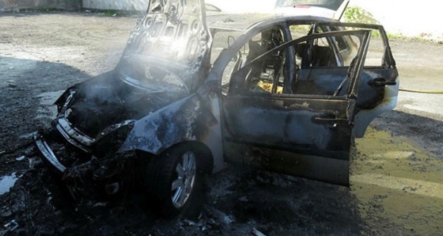 Ataşehir'de park halindeki otomobil yandı