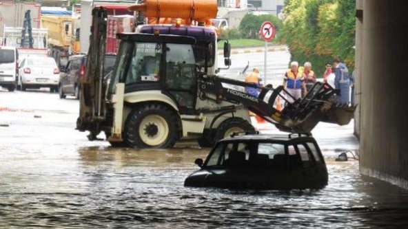 Sancaktepe'de yağmur : Alt geçitte araçlar mahsur kaldı