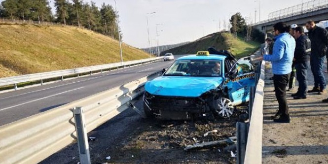 Ümraniye ; TEM Otoyolu'nda turistlerin bindiği taksi kaza yaptı
