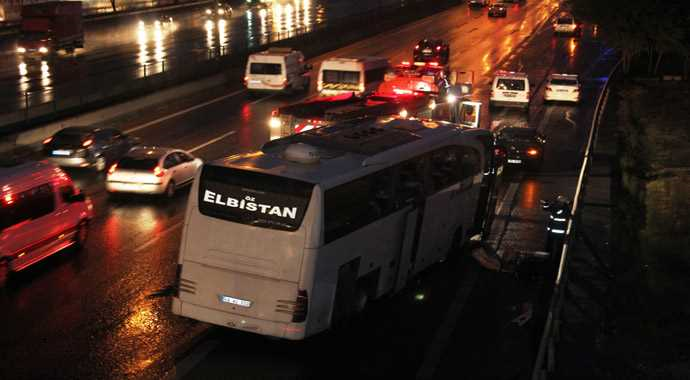 Ataşehir'de feci kaza, yolcu otobüsü durağa daldı