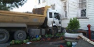 Beykoz'da bir hafriyat kamyonu yolcu minibüsüne ve yalıya çarptı