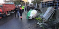 Ataşehir'de kaza yapan servis minibüsü kaldırımdaki çifti ezdi