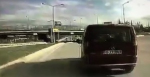 Sancaktepe'de; Yolcu minibüsünü tehlikeye sokan otomobil kamerada