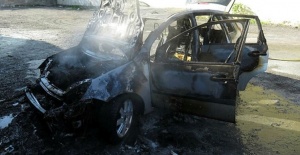 Ataşehir'de park halindeki otomobil yandı