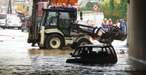Sancaktepe'de yağmur : Alt geçitte araçlar mahsur kaldı