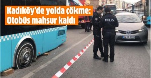 Kadıköy'de yolda çökme: Otobüs mahsur kaldı