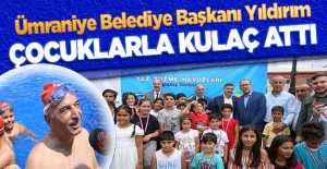 Ümraniye Belediye Başkanı Yıldırım, çocuklarla kulaç attı