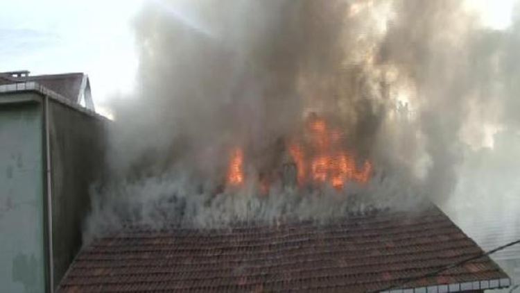 Ümraniye'de 2 Katlı Binadaki Yangın Korkuttu
