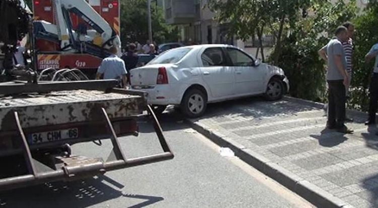 Üsküdar'da Feci Kaza! Çay İçerken Üzerlerine Araba Düştü