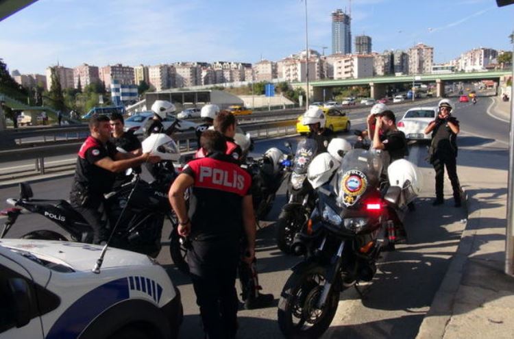 Sahte Üsteğmen Ataşehir'de Durakta Yakalandı