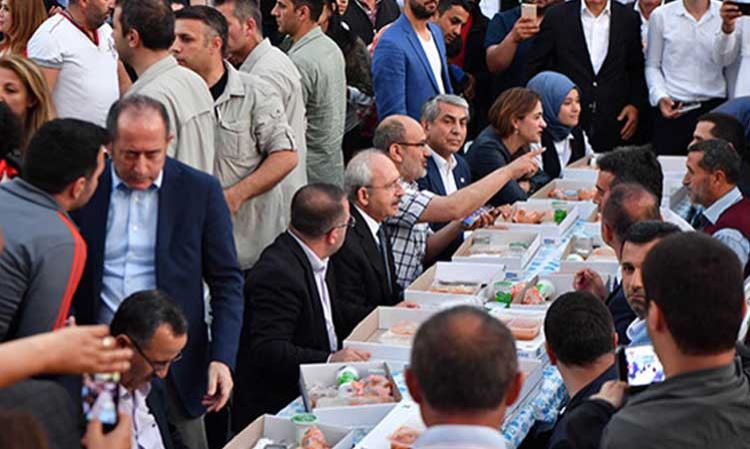 Kılıçdaroğlu, Sancaktepe Sevgi Sofrası İftarında Vatandaşlarla Bir Araya Geldi