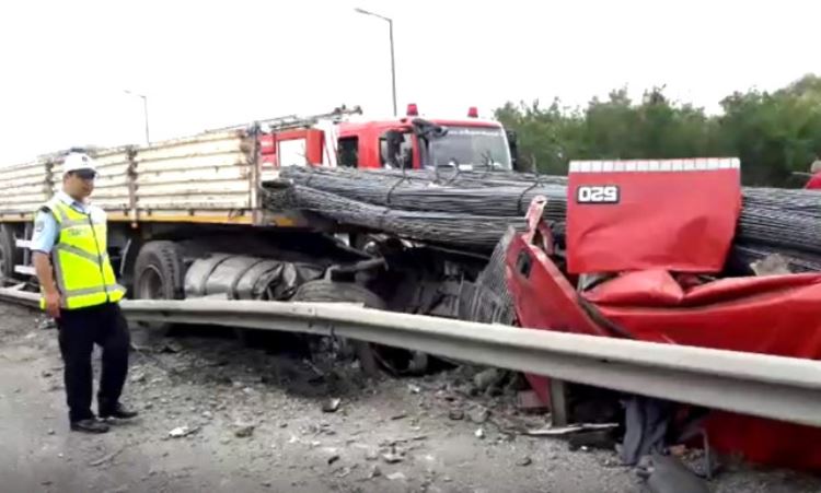 TEM'de TIR Kazası: Otoyol İki Yönlü Trafiğe Kapatıldı