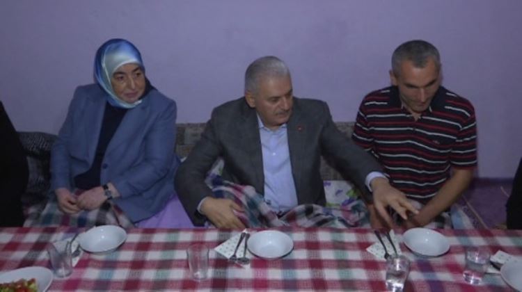 Başbakan Yıldırım'dan Sancaktepe'deki Aileye İftar Ziyareti