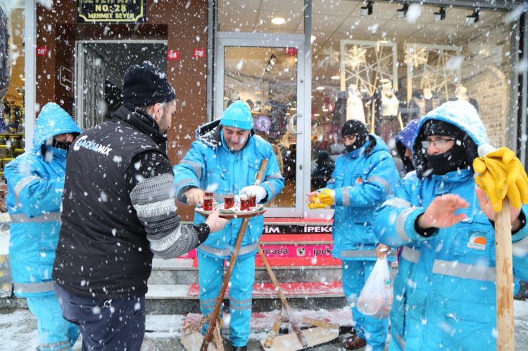 Kar Çalışması Yapan Belediye Ekiplerine Esnaftan Çay İkramı